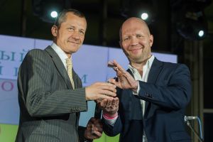 СКОЛКОВО: «КоммерсантЪ» и Ассоциация менеджеров назвали Андрея Шаронова идейным лидером 2015 года в сфере образования (фотография портала finbuzz.ru) СКОЛКОВО: «КоммерсантЪ» и Ассоциация менеджеров назвали Андрея Шаронова идейным лидером 2015 года в сфере образования (фотография портала finbuzz.ru)